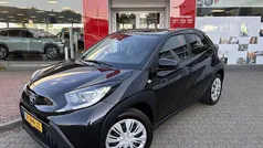 Zwart Gebruikt 2022 Toyota Aygo Play Hatchback | € 14.895 (Eerlijke prijs)