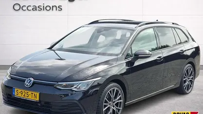 Zwart Occasion 2023 VW Golf VIII Life Stationwagen | € 21.945 (Goede deal)