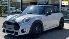 Zilver, metallic lak Gebruikt 2017 Mini Cooper Business Hatchback | € 14.999 (Eerlijke prijs)