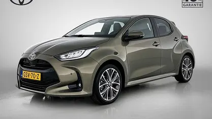 Oxide bronze metallic (groen metallic) Gebruikt 2024 Toyota Yaris Executive Hatchback | € 28.700 (Eerlijke prijs)