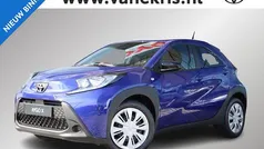 Blauw, metallic lak Nieuw 2025 Toyota Aygo Play Hatchback | € 21.090 (Eerlijke prijs)