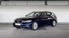 Blauw, metallic lak Gebruikt 2021 BMW 318 Basis Stationwagen | € 32.500 (Eerlijke prijs)