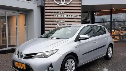 Grijs Occasion 2013 Toyota Auris Hybrid Hatchback | € 9.700 (Eerlijke prijs)