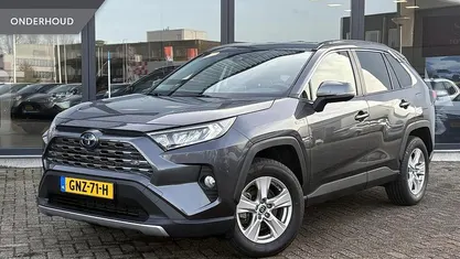 Grijs, metallic lak Gebruikt 2021 Toyota RAV4 Hybrid Active SUV | € 31.450 (Super prijs)