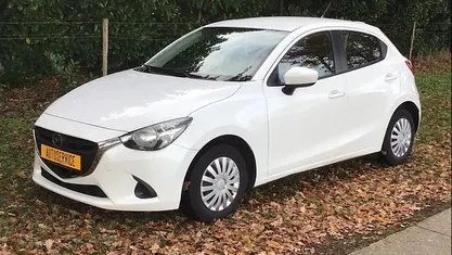 Wit (metallic) Gebruikt 2016 Mazda 2 Hatchback | € 10.450 (Eerlijke prijs)
