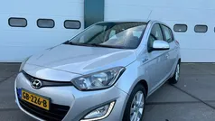 Grijs, metallic lak Gebruikt 2015 Hyundai i20 Hatchback | € 8.925 (Eerlijke prijs)