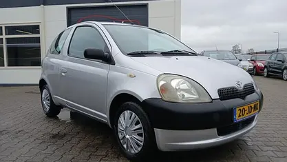 Grijs (metallic) Gebruikt 2002 Toyota Yaris Hatchback | € 1.999 (Eerlijke prijs)