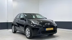 Zwart, metallic lak Gebruikt 2022 Toyota Aygo Play Hatchback | € 15.949 (Eerlijke prijs)
