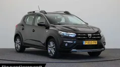 Zwart Gebruikt 2022 Dacia Sandero Essentiel Hatchback | € 13.445 (Eerlijke prijs)