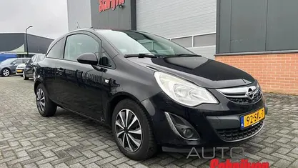 Zwart (metallic) Gebruikt 2011 Opel Corsa Hatchback | € 1.000 (Eerlijke prijs)