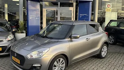 Grijs (metallic) Gebruikt 2021 Suzuki Swift Hatchback | € 16.900 (Eerlijke prijs)