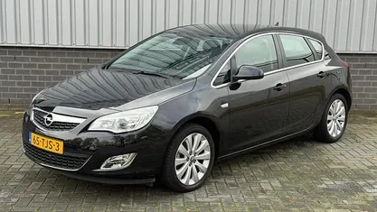 Zwart Gebruikt 2012 Opel Astra Cosmo Hatchback | € 7.249 (Eerlijke prijs)