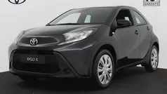Zwart Gebruikt 2024 Toyota Aygo Play Hatchback | € 17.950 (Eerlijke prijs)