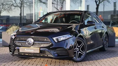 Zwart Occasion 2022 Mercedes A180 AMG line Sedan | € 27.700 (Eerlijke prijs)