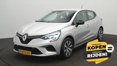 Grijs metallic Gebruikt 2022 Renault Clio V Equilibre Hatchback | € 15.400 (Eerlijke prijs)