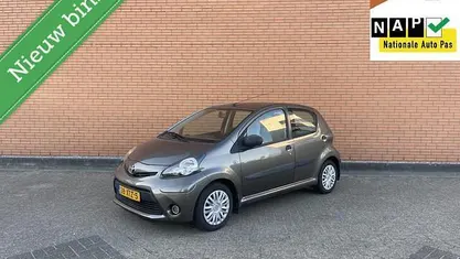 Bruin Occasion 2012 Toyota Aygo Hatchback | € 3.695 (Eerlijke prijs)