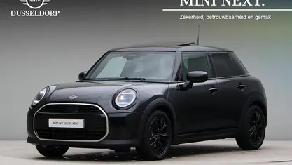 Midnight black ii (zwart metallic) Occasion 2024 Mini Cooper Favoured Hatchback | € 35.450 (Eerlijke prijs)