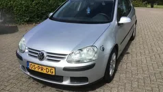 Grijs, metallic lak Gebruikt 2004 VW Golf IV Hatchback | € 1.495 (Eerlijke prijs)