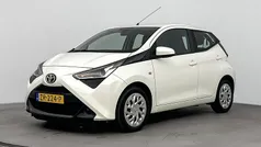 Wit Gebruikt 2019 Toyota Aygo X-play Hatchback | € 10.345 (Eerlijke prijs)