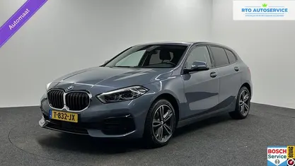 Grijs Gebruikt 2023 BMW 118 Sport Line Hatchback | € 23.500 (Super prijs)