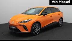 Oranje Gebruikt 2023 MG MG4 EV Luxury Hatchback | € 22.900 (Eerlijke prijs)