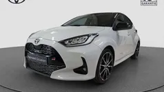 Grijs, metallic lak Gebruikt 2022 Toyota Yaris Sport Hatchback | € 26.795 (Eerlijke prijs)