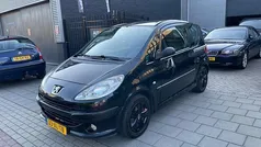 Zwart, metallic lak Gebruikt 2007 Peugeot 1007 Hatchback | € 1.499 (Eerlijke prijs)