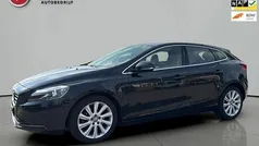 Zwart Gebruikt 2015 Volvo V40 Momentum Stationwagen | € 11.495 (Eerlijke prijs)