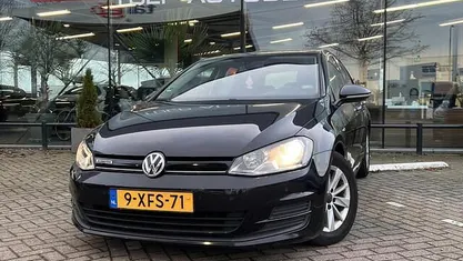 Zwart (metallic) Gebruikt 2014 VW Golf VII Trendline Hatchback | € 5.990 (Eerlijke prijs)