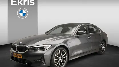 Grijs Occasion 2021 BMW 320e Comfort Edition Sedan | € 29.900 (Eerlijke prijs)