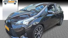 Zwart, metallic lak Gebruikt 2020 Toyota Yaris Connect Style Hatchback | € 12.995 (Eerlijke prijs)