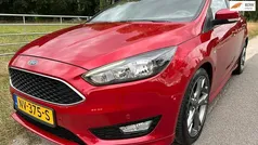 Rood Gebruikt 2017 Ford Focus ST-Line Stationwagen | € 10.950 (Eerlijke prijs)