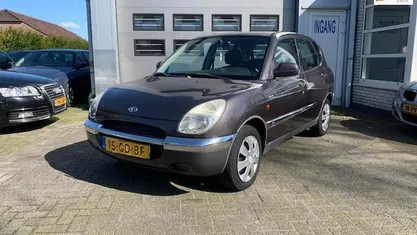 Occasion Daihatsu Sirion 56 PK (41 kW) 2000 Grijs Hatchback