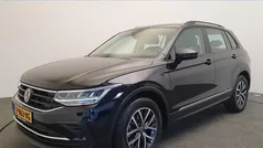 Zwart Gebruikt 2022 VW Tiguan Life SUV | € 29.950 (Eerlijke prijs)