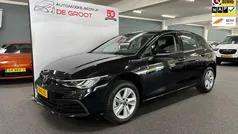 Zwart Gebruikt 2022 VW Golf VIII Life Hatchback | € 24.095 (Eerlijke prijs)