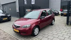 Rood, metallic lak Gebruikt 2007 Mazda 2 Exclusive MPV | € 999 (Eerlijke prijs)