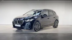 Saphirschwarz metallic (zwart metallic) Gebruikt 2024 BMW 225 Active Tourer M Sport MPV | € 42.995 (Super prijs)