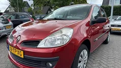 Rood Gebruikt 2007 Renault Clio II Expression Hatchback | € 2.399 (Eerlijke prijs)