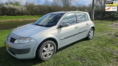 Grijs Gebruikt 2003 Renault Mégane II Luxe Hatchback | € 950 (Eerlijke prijs)