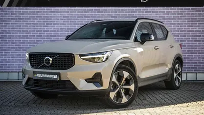 Bruin Gebruikt 2025 Volvo XC40 Plus SUV | € 42.899 (Eerlijke prijs)