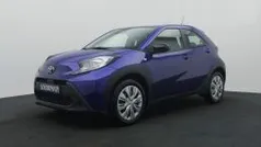 Blauw metallic Gebruikt 2024 Toyota Aygo Play Hatchback | € 18.950 (Super prijs)