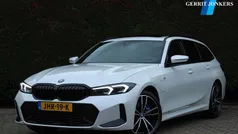 Wit Gebruikt 2023 BMW 330e M Sport Stationwagen | € 42.900 (Eerlijke prijs)