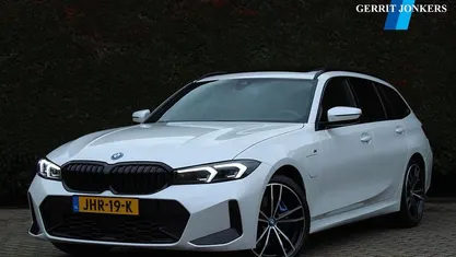 Wit Gebruikt 2023 BMW 330e M Sport Stationwagen | € 41.900 (Eerlijke prijs)