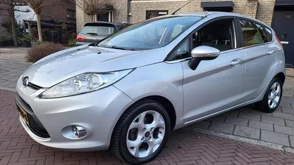 Grijs (metallic) Gebruikt 2010 Ford Fiesta Titanium Hatchback | € 4.950 (Eerlijke prijs)