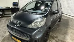 Grijs, metallic lak Gebruikt 2012 Peugeot 107 Hatchback | € 2.950 (Eerlijke prijs)