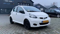 Wit Gebruikt 2010 Toyota Aygo Hatchback | € 2.399 (Eerlijke prijs)