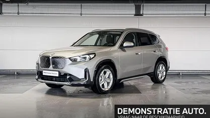 Spacesilber metallic (grijs metallic) Nieuw 2025 BMW iX1 xLine SUV | € 46.790 (Goede deal)