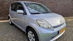 Grijs (metallic) Gebruikt 2008 Daihatsu Sirion Hatchback | € 2.295 (Eerlijke prijs)