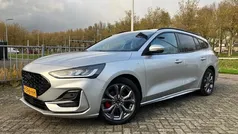 Grijs, metallic lak Gebruikt 2022 Ford Focus ST-Line Stationwagen | € 20.945 (Goede deal)
