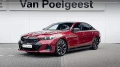 Rood, metallic lak Gebruikt 2024 BMW i5 Comfort Edition Sedan | € 79.900 (Eerlijke prijs)